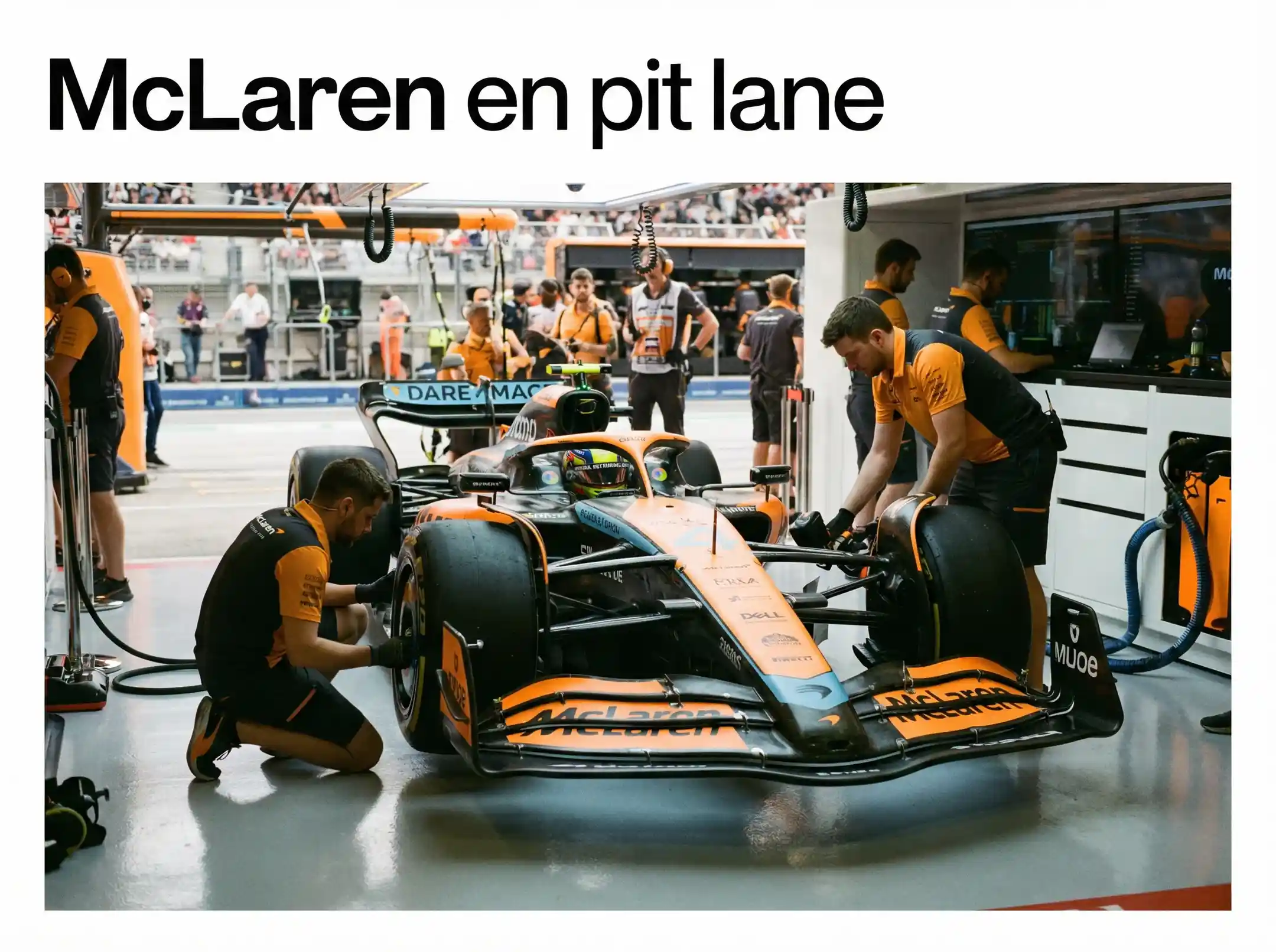 Monoplaza McLaren de Fórmula 1 en el pit lane durante la temporada 2026